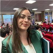 Neolaureata magistrale in Matematica impartisce lezioni private a studenti di medie e superiori sia in presenza che a distanza.